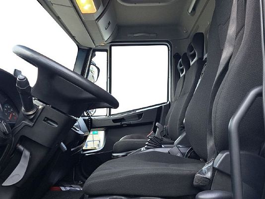 Vehicle image 16 / 23