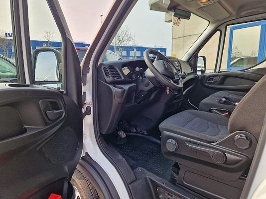 Vehicle image 9 / 12