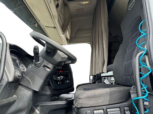 Vehicle image 8 / 16