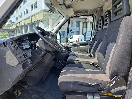 Vehicle image 15 / 19