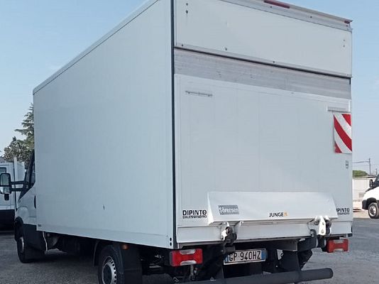 Vehicle image 3 / 5