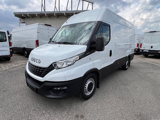 Vehicle image 2 / 13