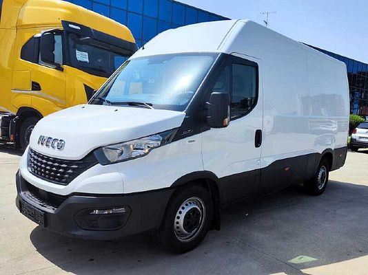 Vehicle image 1 / 10