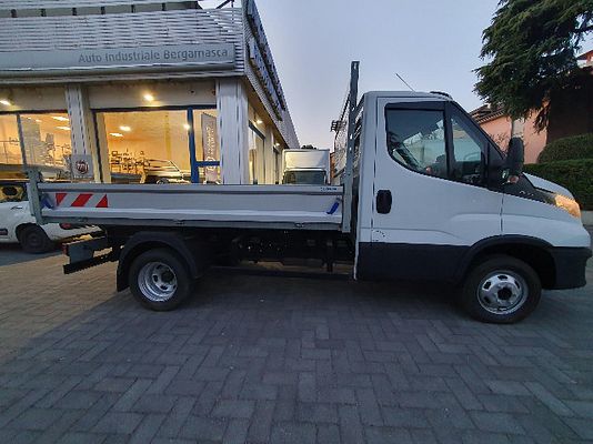 Vehicle image 3 / 10