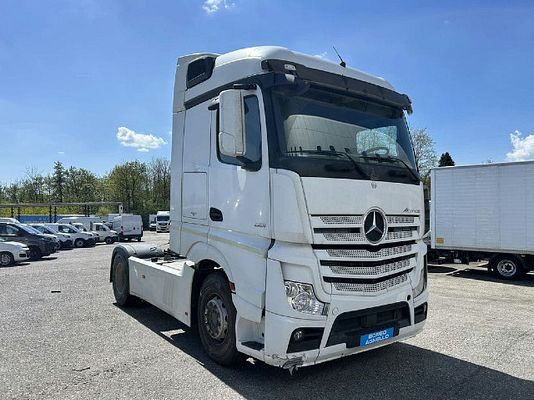 Vehicle image 2 / 15