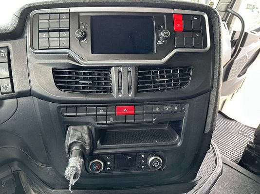 Vehicle image 12 / 16