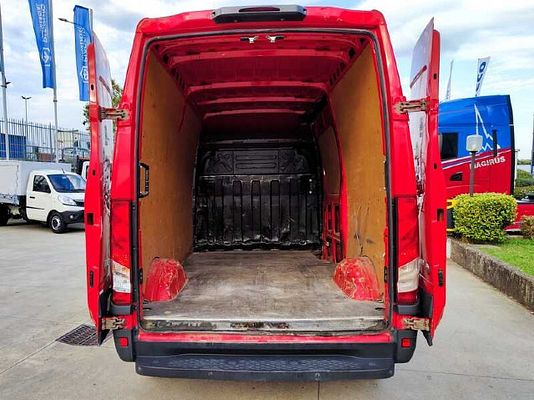 Vehicle image 5 / 9