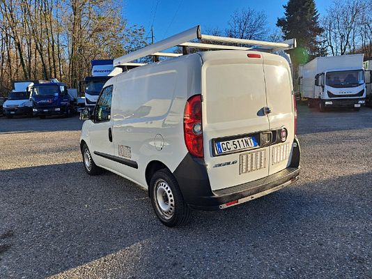 Vehicle image 8 / 12