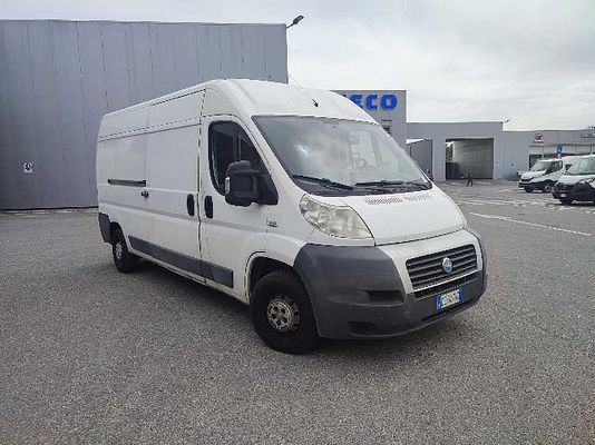 Vehicle image 3 / 8