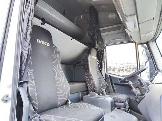 Vehicle image 9 / 15