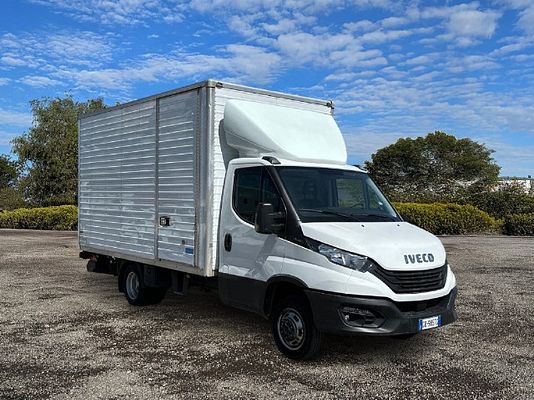 Vehicle image 2 / 14