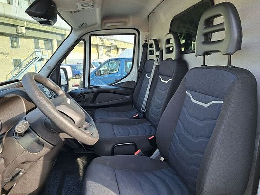 Vehicle image 12 / 15