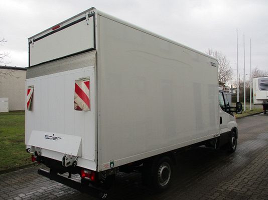 Vehicle image 3 / 5