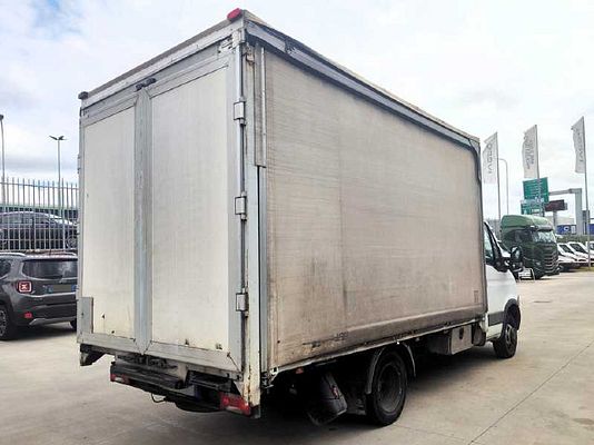 Vehicle image 3 / 13