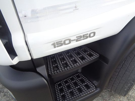 Vehicle image 3 / 18