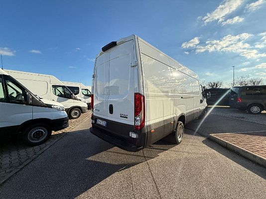 Vehicle image 9 / 15