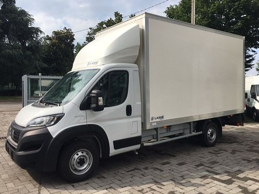 Vehicle image 3 / 9