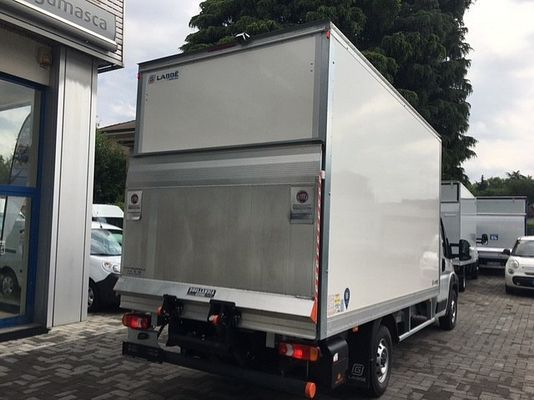 Vehicle image 5 / 9