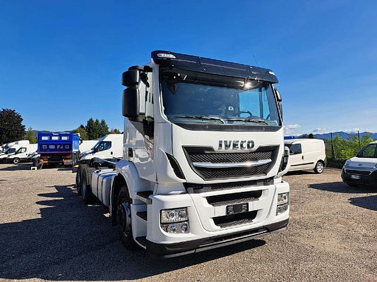 Vehicle image 3 / 16