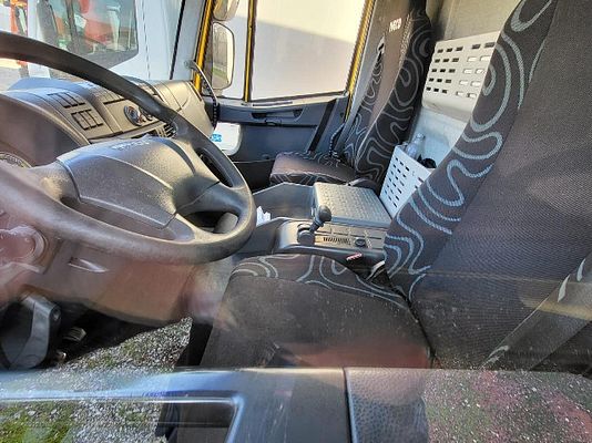 Vehicle image 6 / 6
