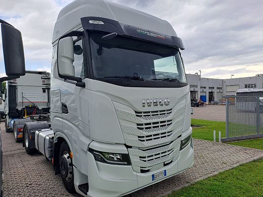 Vehicle image 2 / 4