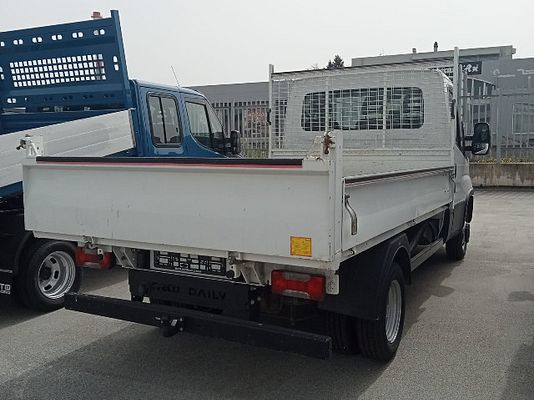 Vehicle image 4 / 8