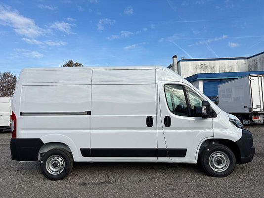 Vehicle image 3 / 13