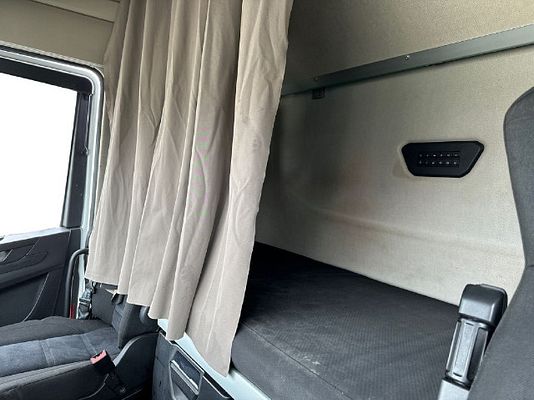 Vehicle image 10 / 16