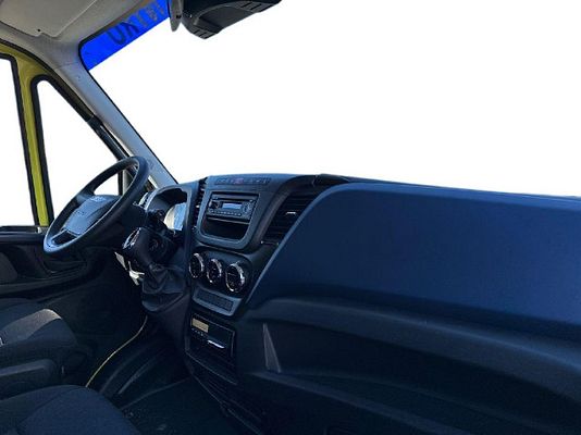 Vehicle image 3 / 17