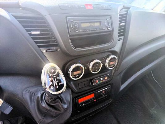 Vehicle image 9 / 13