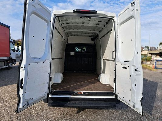 Vehicle image 8 / 15
