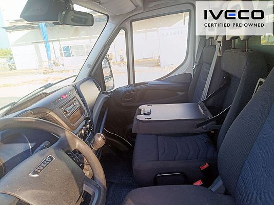 Vehicle image 6 / 8