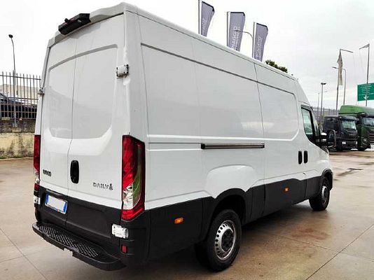 Vehicle image 3 / 9
