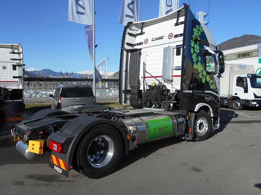 Vehicle image 6 / 9