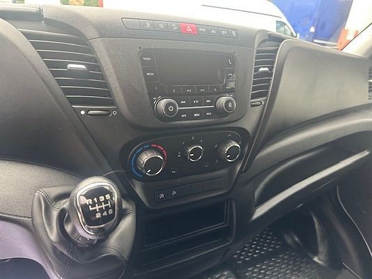 Vehicle image 18 / 19