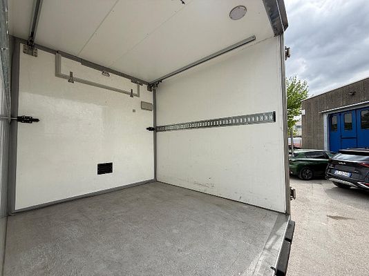 Vehicle image 12 / 19
