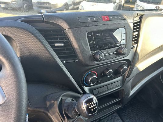 Vehicle image 11 / 12