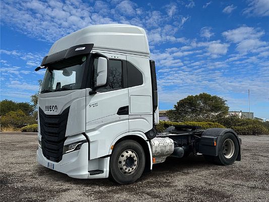 Vehicle image 1 / 16