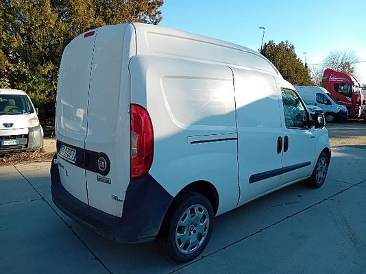 Vehicle image 3 / 12