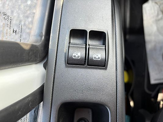 Vehicle image 9 / 13