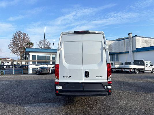 Vehicle image 5 / 12