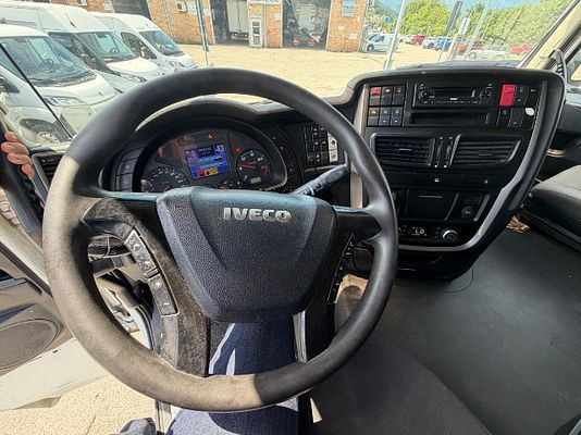 Vehicle image 10 / 15