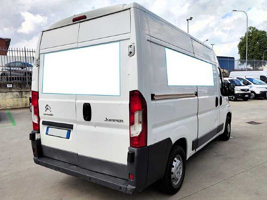 Vehicle image 3 / 12