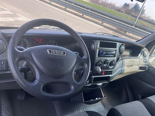 Vehicle image 4 / 17