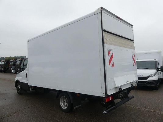Vehicle image 3 / 6