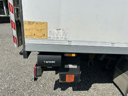 Vehicle image 7 / 19