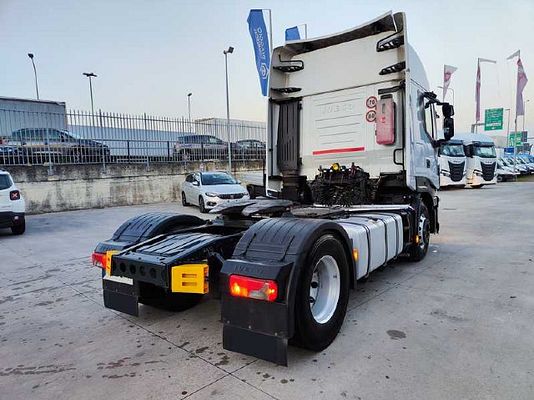 Vehicle image 3 / 15