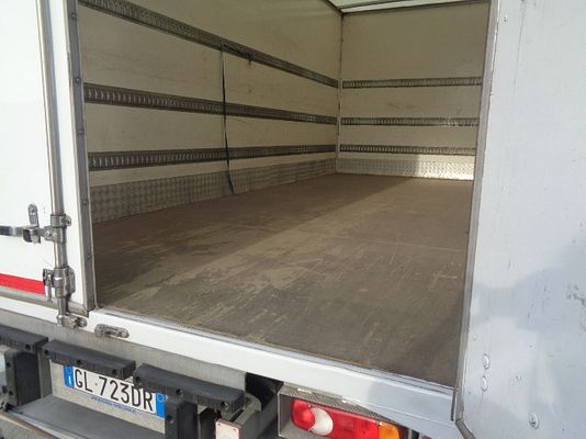 Vehicle image 8 / 18