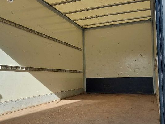 Vehicle image 6 / 8
