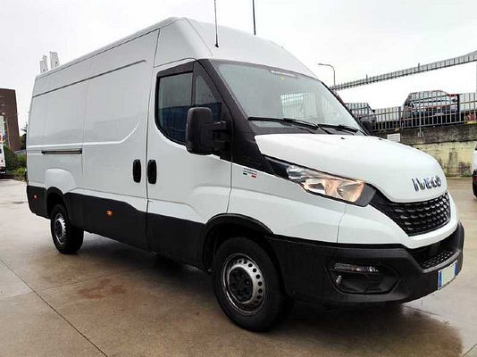 Vehicle image 2 / 9